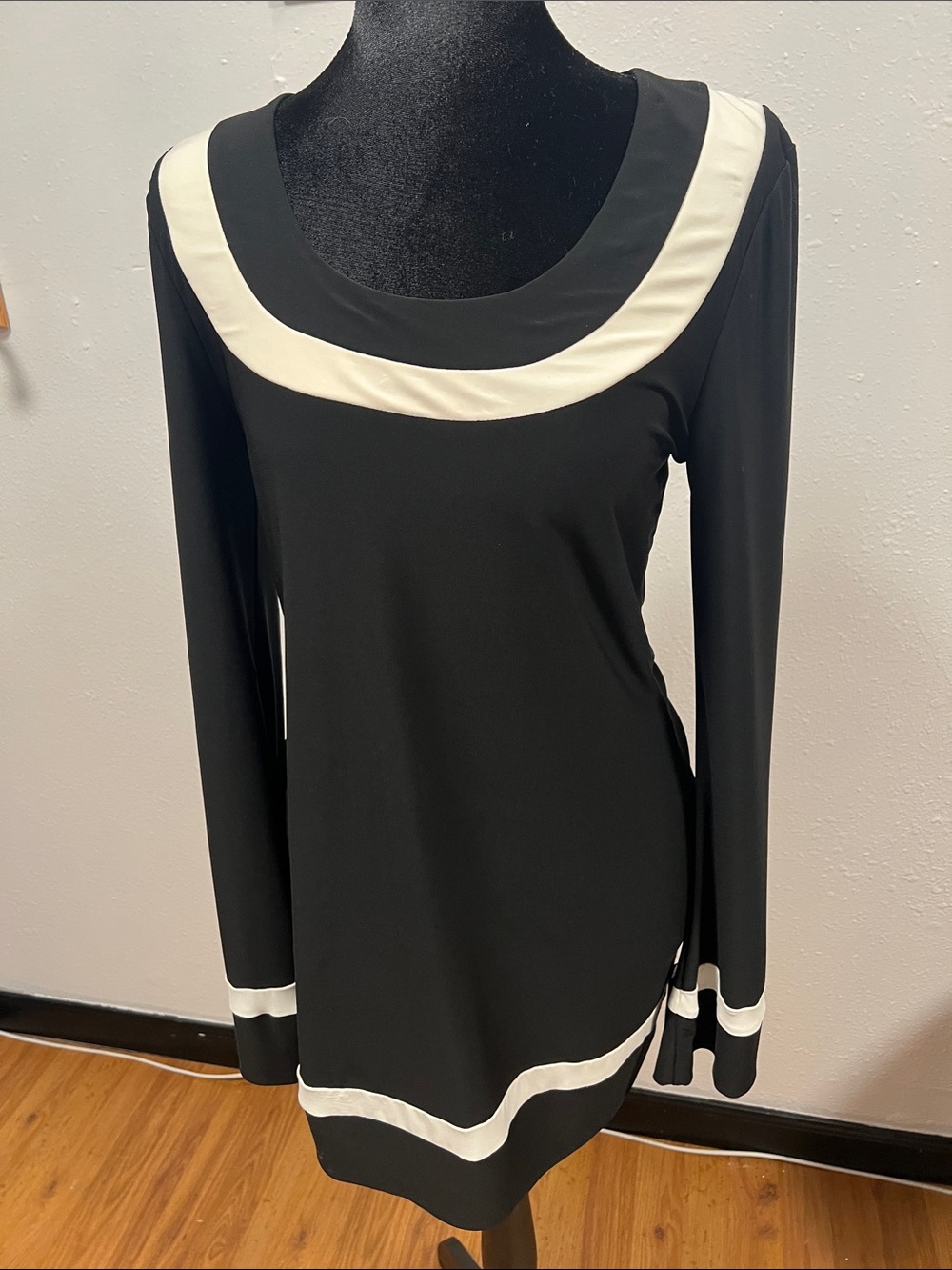 White House Black Market Black Long Sleeve Scoop-Neck Tunic with White Trim